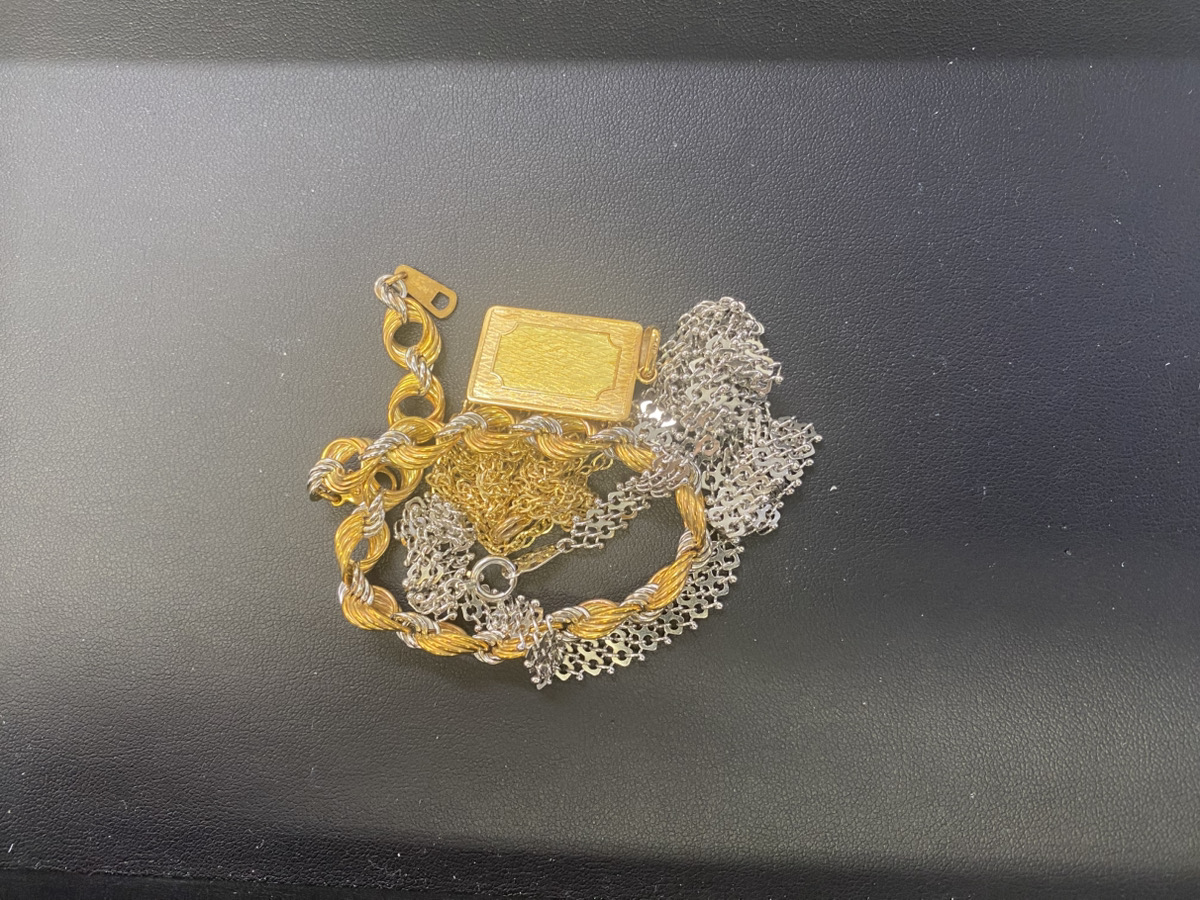 よくわからないお品物しっかりと調べさせて頂きます。