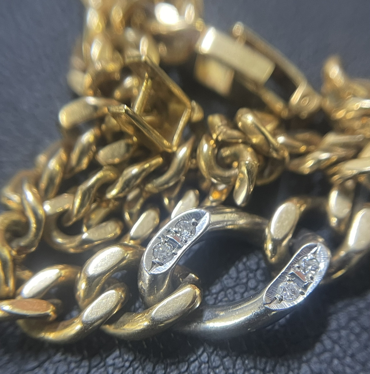 金×プラチナのコンビブレスをお買取り致しました。