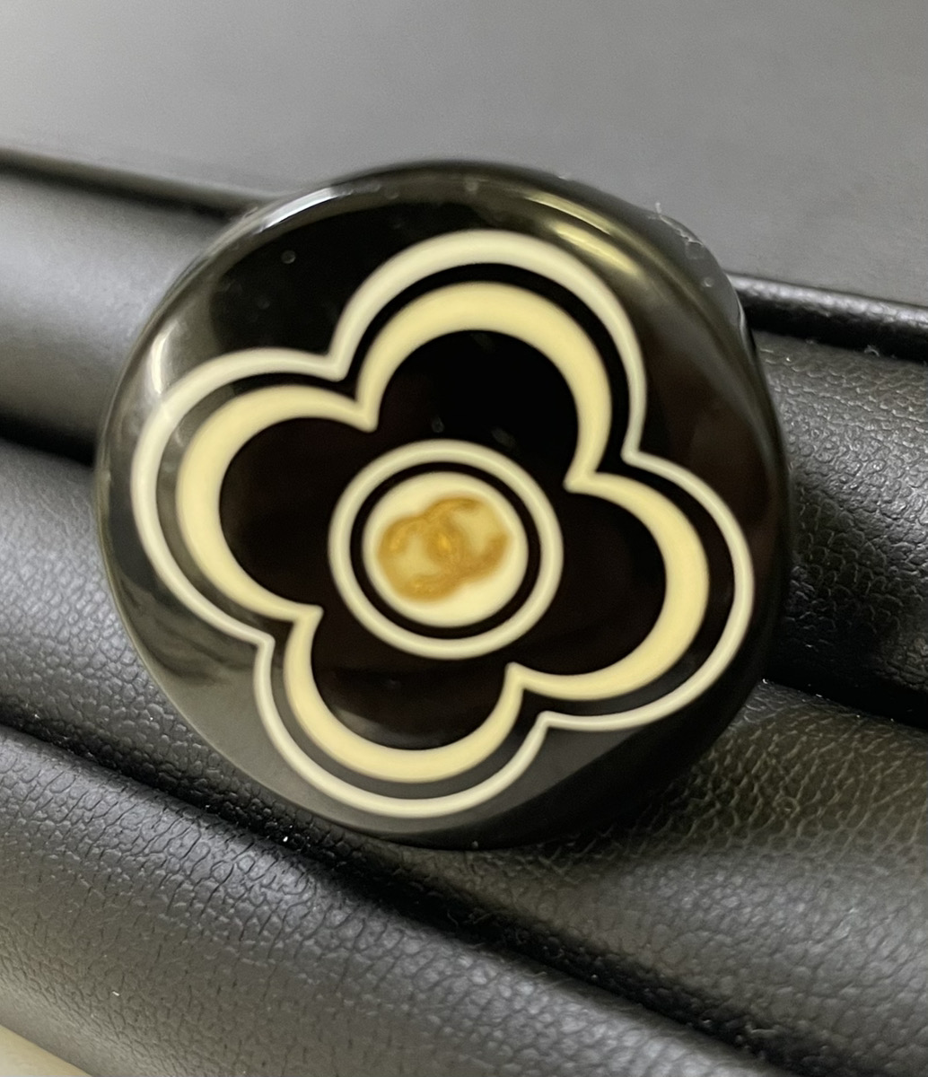 ブランドアクセサリー探しています。